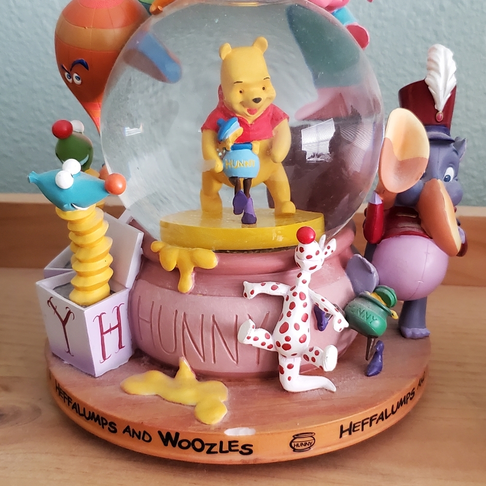 Winnie-the-Pooh snowglobe
